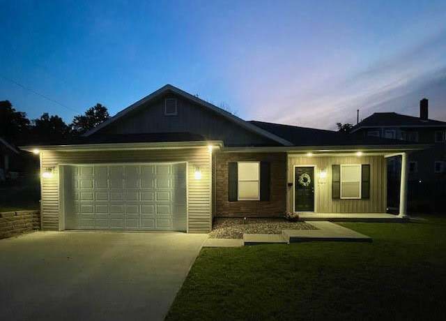 Property at 407 Epperson St, Moberly, MO 65270, 3 beds, 2 baths