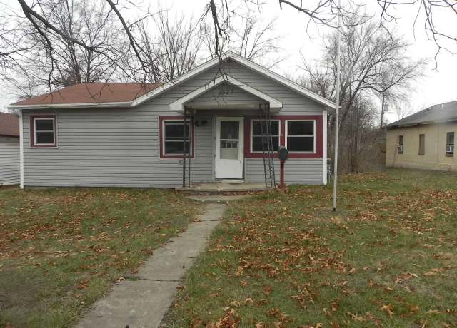 Property at 1323 Henry St, Moberly, MO 65270, 3 beds, 2 baths