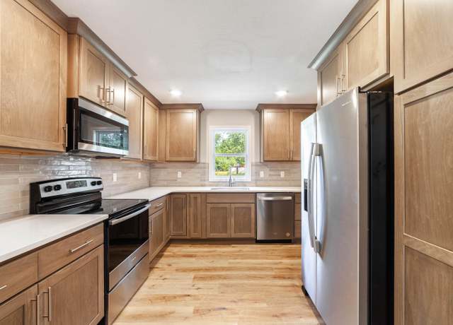 Property at 2505 Highland Drive Dr, Columbia, MO 65203, 4 beds, 2 baths