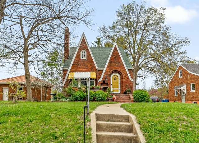 Property at 103 E Circle Dr, Jefferson City, MO 65109, 3 beds, 2 baths