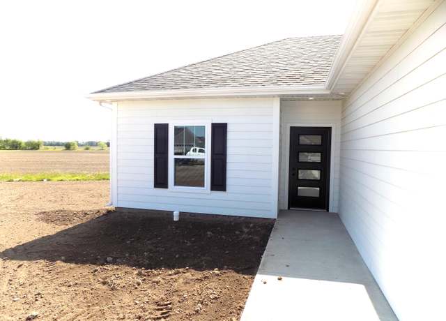 Property at 18 Carnival Ln, Centralia, MO 65240, 3 beds, 2 baths