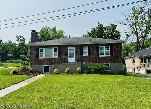 Property at 2011 Wayne Ave, Jefferson City, MO 65109, 3 beds, 2 baths