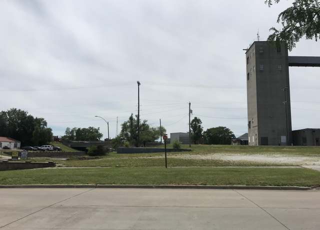 Property at 101 N Ault St, Moberly, MO 65270