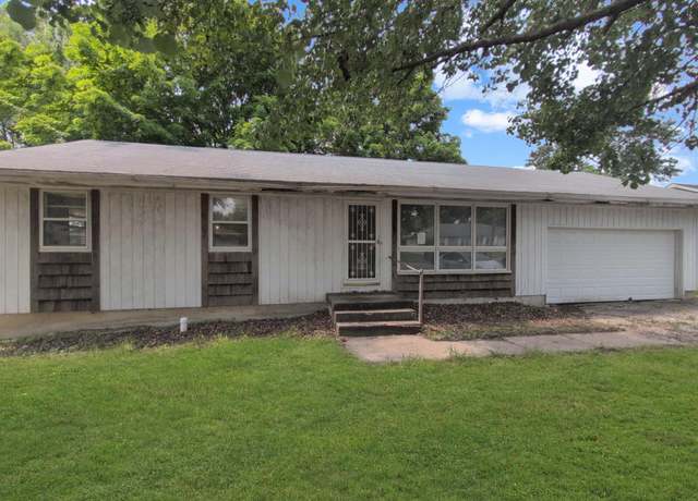 Property at 28 E Rosehill St, Marshall, MO 65340, 3 beds, 1 bath