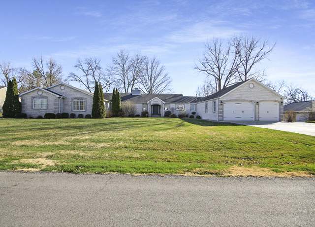 Property at 8 Country Club Dr, Mexico, MO 65265, 4 beds, 4.5 baths
