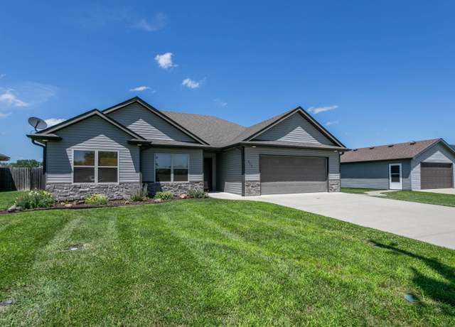 Property at 505 E Terrill Rd, Moberly, MO 65270, 3 beds, 2 baths