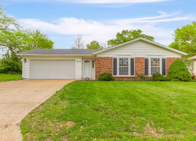 Property at 1419 Rosebud St, Mexico, MO 65265, 3 beds, 2 baths