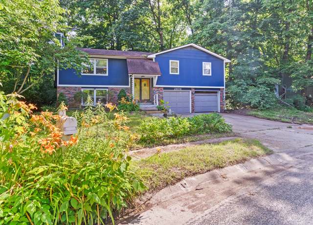 Property at 2808 Pine Dr, Columbia, MO 65202, 4 beds, 2 baths