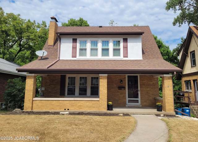 Property at 1109 Lee St, Jefferson City, MO 65101, 3 beds, 2 baths