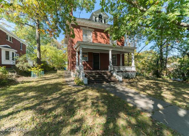 Property at 920 Jefferson St, Jefferson City, MO 65101, 3 beds, 2 baths