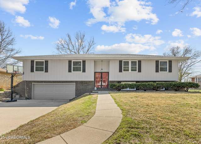 Property at 917 Air View Dr, Jefferson City, MO 65109, 5 beds, 3 baths
