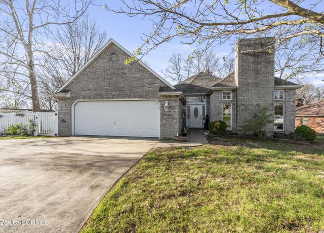 Property at 1725 Engelwood Dr, Jefferson City, MO 65101, 3 beds, 3 baths