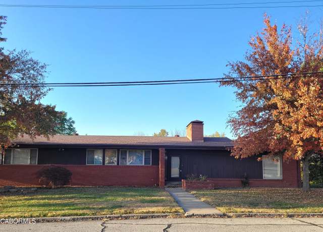 Property at 1421 Dixon Dr, Jefferson City, MO 65101, 4 beds, 3 baths