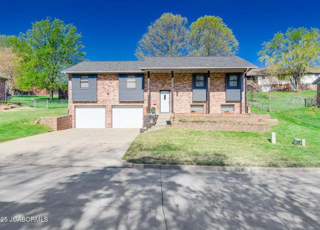 Property at 821 Troy Dr, Jefferson City, MO 65109, 3 beds, 2.5 baths