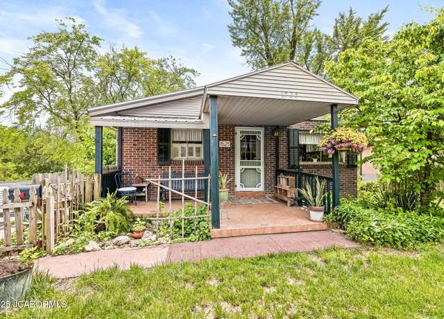 Property at 1525 Ridgewood Dr, Jefferson City, MO 65109, 3 beds, 2 baths
