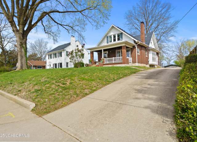 Property at 1400 W Main St, Jefferson City, MO 65101, 4 beds, 3 baths