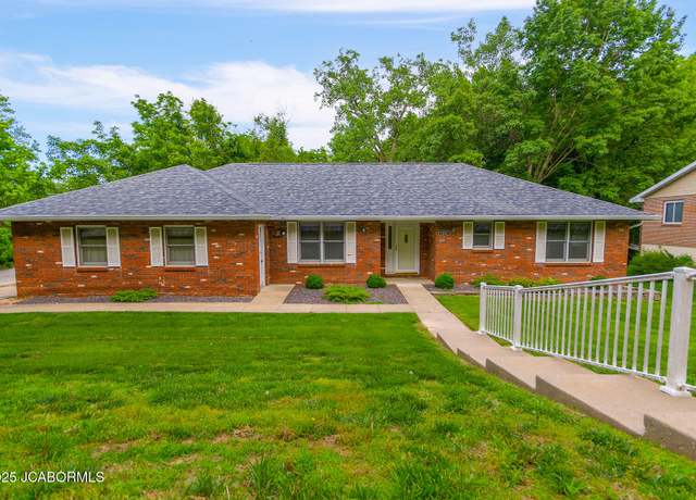 Property at 1101 E Maplewood Ct, Jefferson City, MO 65109, 4 beds, 4 baths