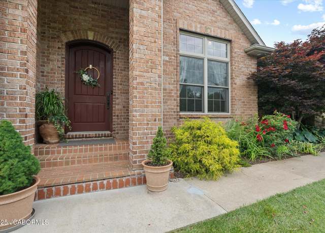 Property at 902 Nob Hill Rd, Jefferson City, MO 65109, 4 beds, 3 baths