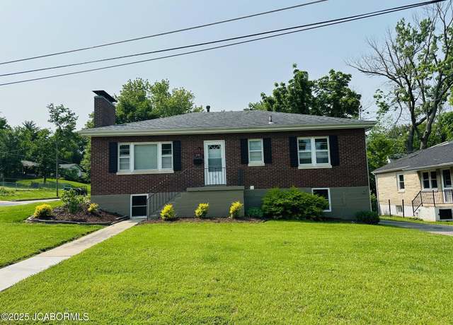 Property at 2011 Wayne Ave, Jefferson City, MO 65109, 3 beds, 2 baths