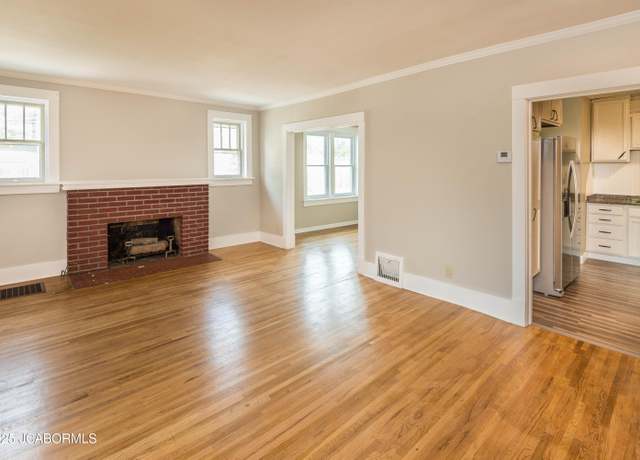 Property at 1811 W Main St, Jefferson City, MO 65109, 5 beds, 2.5 baths