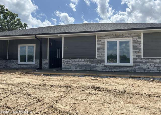Property at 1215 Summerfield Dr, Jefferson City, MO 65109, 3 beds, 2 baths