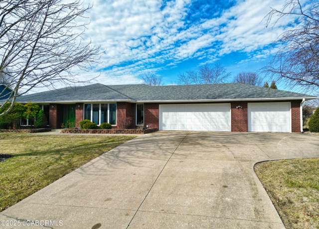 Property at 803 E Mckinsey Pl, Moberly, MO 65270, 4 beds, 3 baths