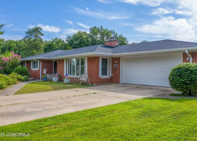 Property at 318 Ridgeway Dr, Jefferson City, MO 65109, 4 beds, 3.5 baths