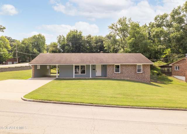 Property at 1301 Rosevalley Dr, Jefferson City, MO 65101, 4 beds, 3 baths
