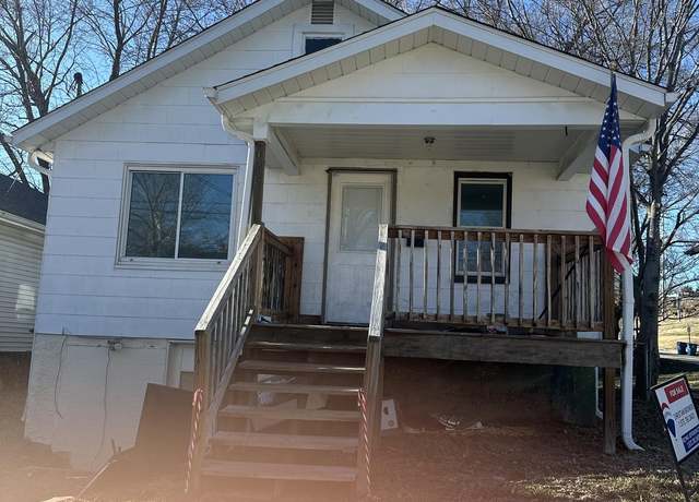 Property at 1318 Monroe St, Jefferson City, MO 65101, 3 beds, 2 baths