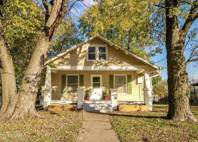 Property at 222 N Elm St, Nevada, MO 64772, 2 beds, 2 baths