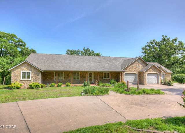Property at 8926 Cedar Dr, Joplin, MO 64804, 3 beds, 2.5 baths