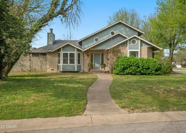 Property at 2421 E 28th St, Joplin, MO 64804, 3 beds, 2.5 baths