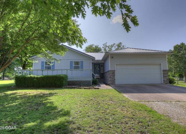 Property at 1631 Robertson Ave, Carthage, MO 64836, 4 beds, 3 baths