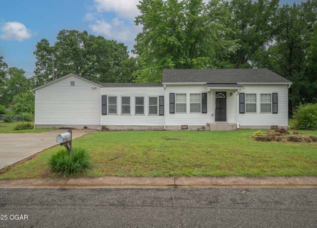 Property at 2339 Xenia St, Joplin, MO 64801, 3 beds, 2 baths