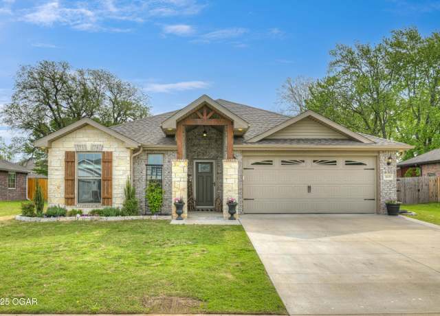 Property at 2035 Eagle Dr, Neosho, MO 64850, 3 beds, 2 baths