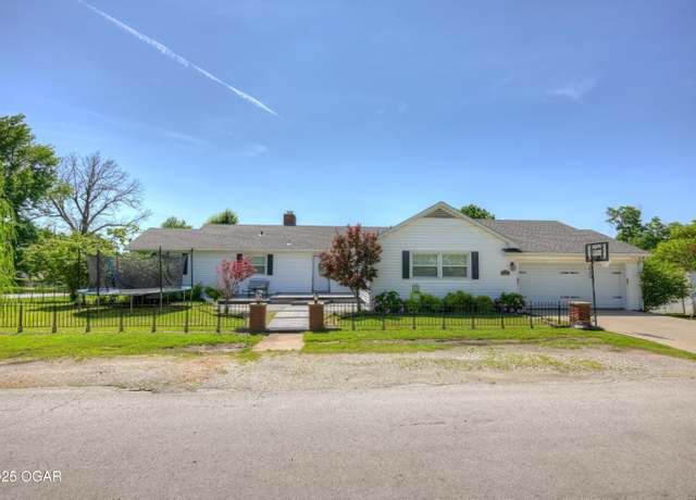 Property at 818 Highland Pl, Neosho, MO 64850, 3 beds, 2.5 baths