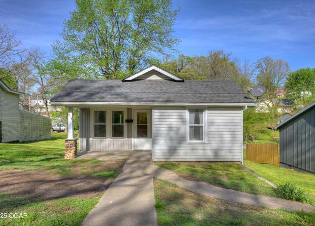 Property at 918 Hearrell St, Neosho, MO 64850, 3 beds, 1 bath