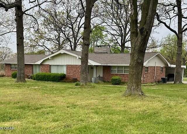 Property at 975 W 60th St, Carthage, MO 64836, 4 beds, 3 baths