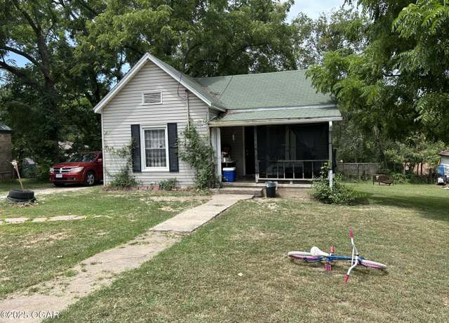Property at 802 S High St, Neosho, MO 64850, 2 beds, 1 bath