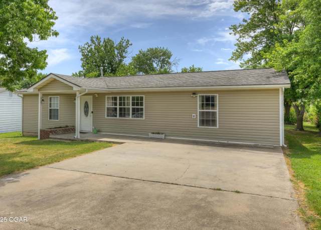 Property at 1407 Greenwood Blvd, Neosho, MO 64850, 4 beds, 1.5 baths
