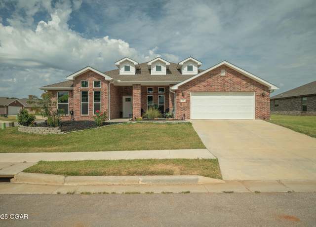 Property at 329 E Greystone Sq, Webb City, MO 64870, 4 beds, 3 baths