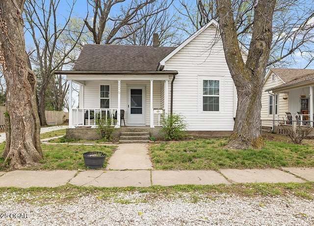 Property at 206 Pearl St, Carterville, MO 64835, 2 beds, 1 bath