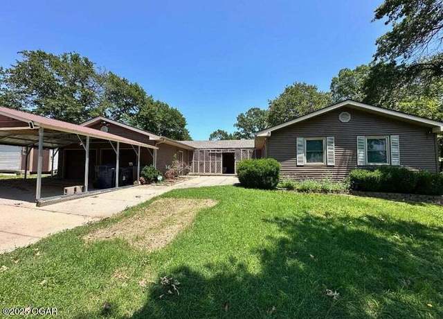 Property at 2613 S Country Club Dr, Joplin, MO 64804, 3 beds, 3 baths