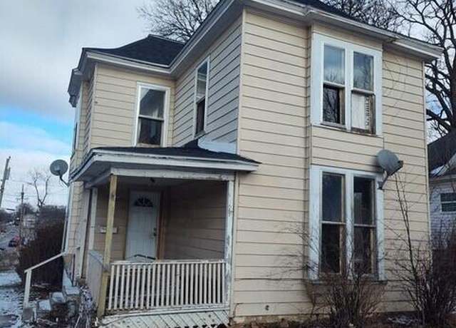 Property at 1220 Clinton St, Carthage, MO 64836, 3 beds, 2 baths