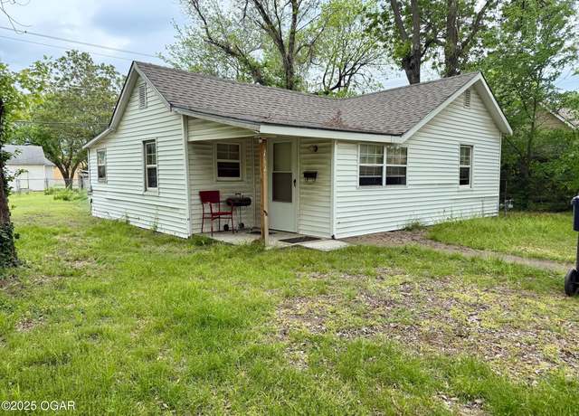Property at 712 N Tom St, Webb City, MO 64870, 1 bed, 1 bath