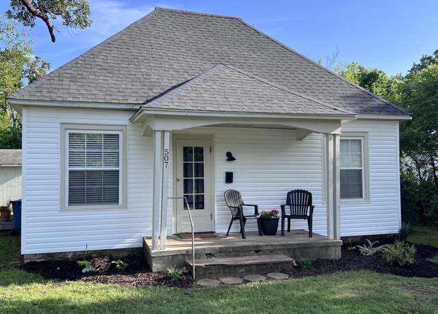 Property at 507 W Hill St, Neosho, MO 64850, 3 beds, 1.5 baths