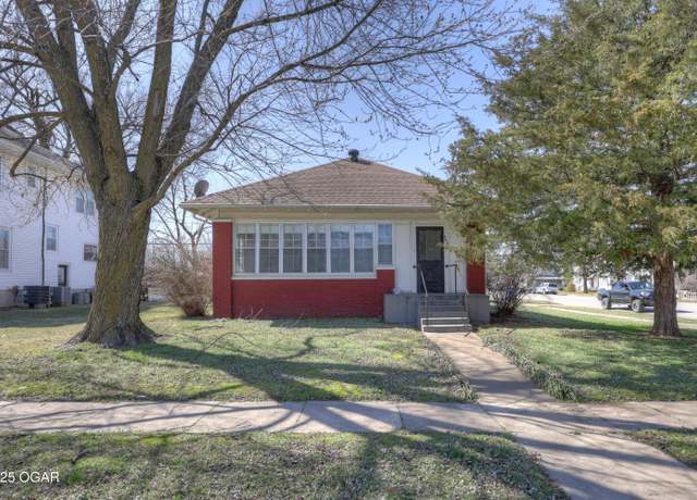 Property at 905 East Ave, Baxter Springs, KS 66713, 3 beds, 2 baths