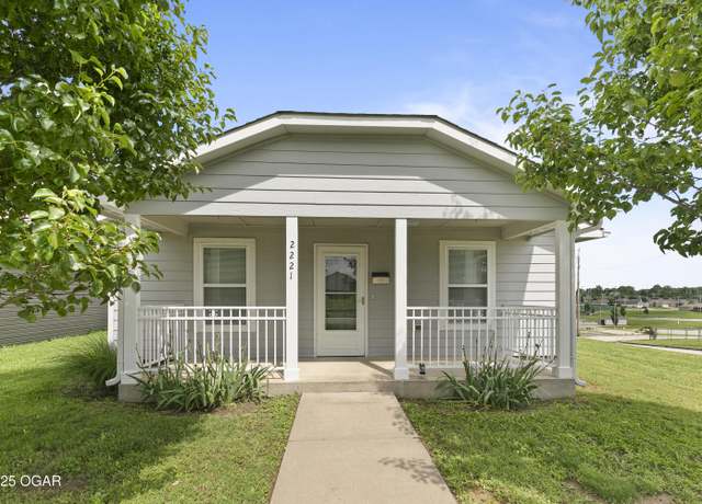 Property at 2221 Kentucky Ave, Joplin, MO 64804, 3 beds, 1 bath