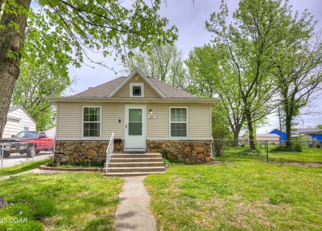 Property at 611 S Park Ave, Joplin, MO 64801, 2 beds, 1 bath