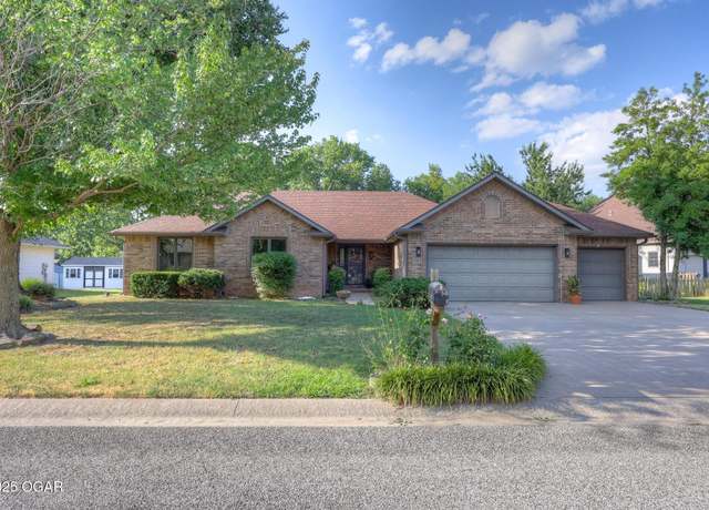 Property at 925 Gene Taylor Dr, Carthage, MO 64836, 3 beds, 3 baths